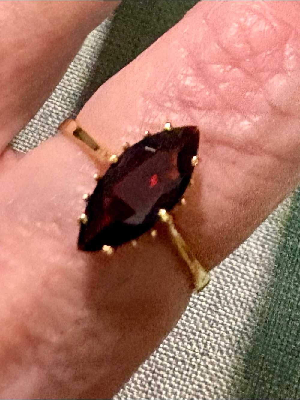 Vintage 18k yellow gold 14 marquise cut deep red garnet ring